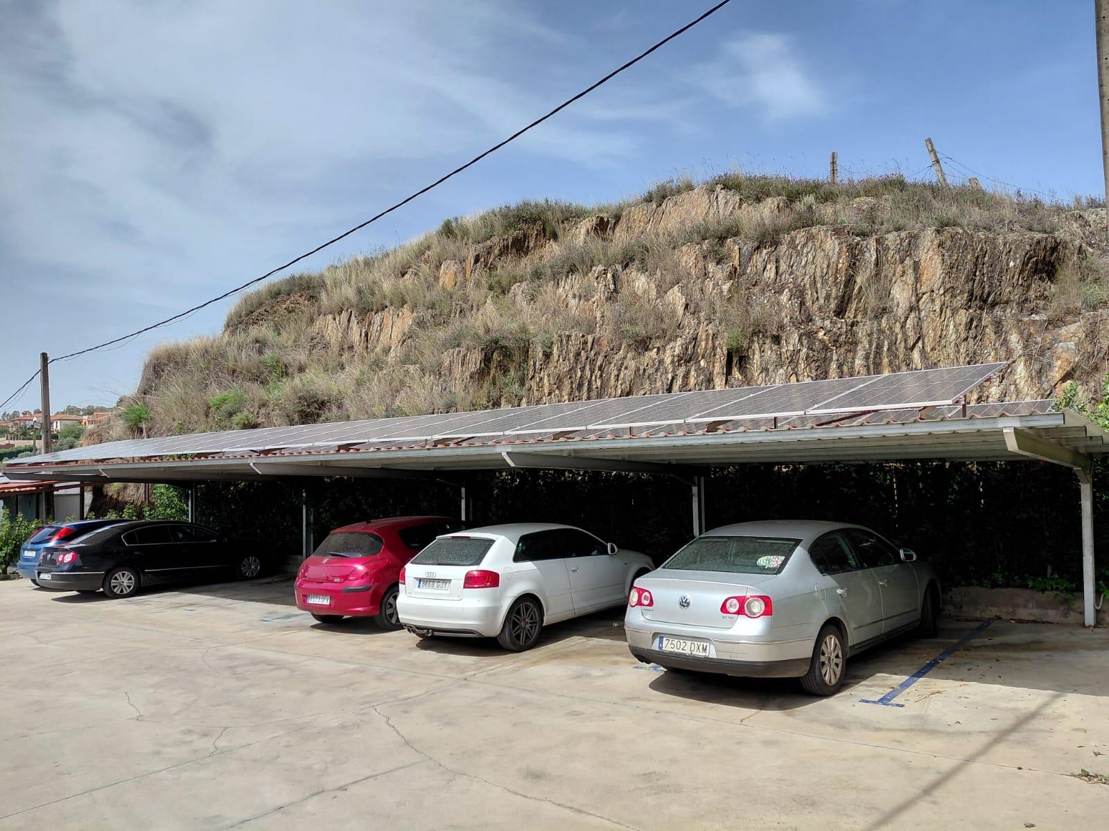Paneles solares instalados sobre cubierta de aparcamiento